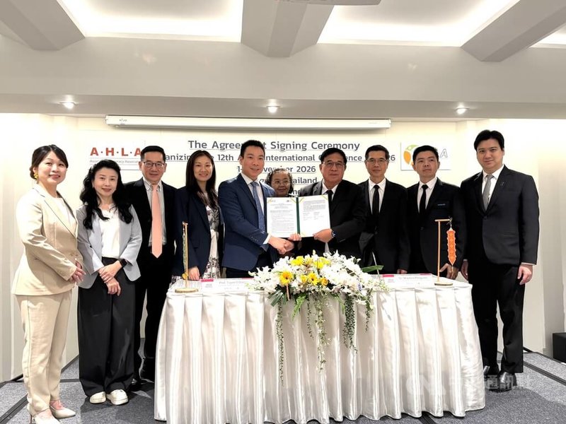 亞洲健康識能學會（AHLA）主席Tuyen Van Duong（左5）與泰國健康識能促進協會（THLA）主席瓦奇拉（Wachira Pengjuntr，右4）26日就第12屆亞洲健康識能國際大會簽署協議，來自台灣的亞洲健康識能學會榮譽理事長張武修（左3）、博士吳玲瑩（左2）、彰化秀傳紀念醫院藥學部組長陳釔菁（左1）、長庚大學校友總會幹部莊海華（左4）出席簽署儀式。中央社記者李宗憲曼谷攝　115年1月26日