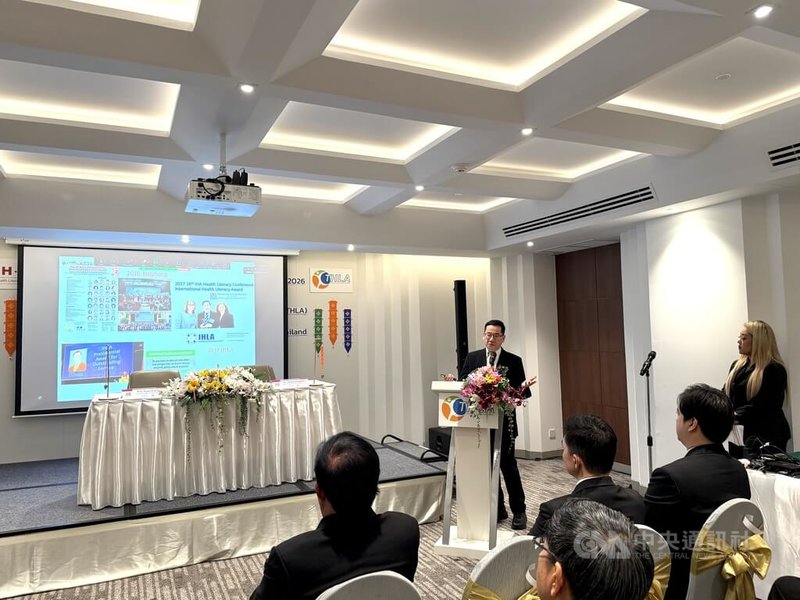 第12屆亞洲健康識能國際大會11月將在泰國清邁大學登場，台灣健康識能與傳播學會理事長、亞洲健康識能學會榮譽理事長張武修（講台上）26日在簽署儀式上介紹亞洲健康識能學會。中央社記者李宗憲曼谷攝　115年1月26日
