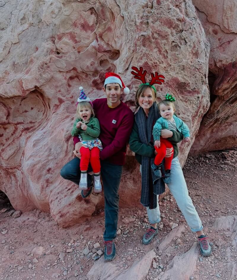 美國攀岩好手霍諾德（左2）與妻子桑妮（右2）相識相戀10年，育有2名孩子。（圖取自instagram.com/sannimccandless）