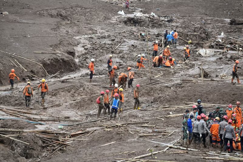 印尼救援人員26日在山崩現場搜尋失蹤者。（路透社）