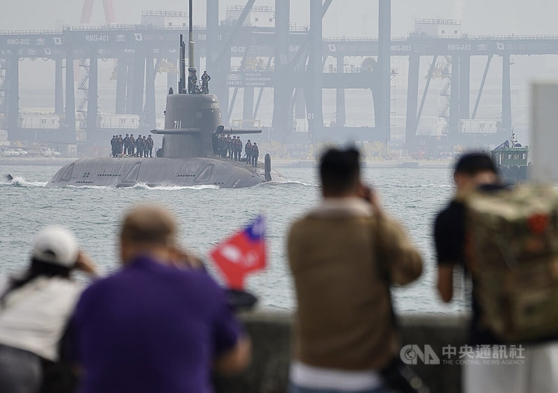 潛艦國造原型艦「海鯤號」26日出海測試，吸引軍事迷到高雄港邊拍攝。中央社記者董俊志攝　115年1月26日
