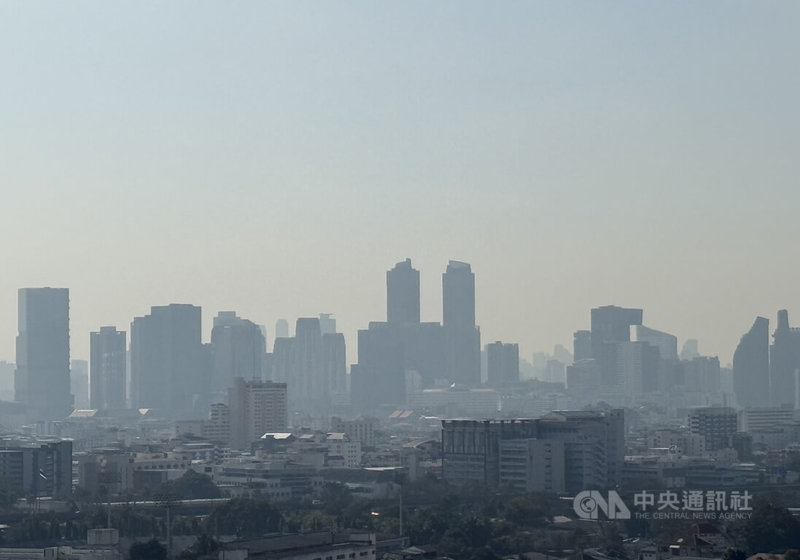 泰國曼谷市區PM2.5濃度達到紅色警戒級別，建築物被霧霾籠罩，呈現一片灰濛濛。中央社記者李宗憲曼谷攝　115年1月26日