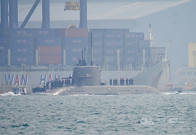 潛艦國造原型艦「海鯤號」26日上午出高雄港，第6度出海測試。中央社記者董俊志攝　115年1月26日