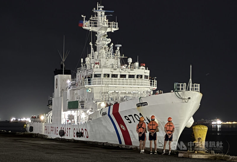 新加坡籍散裝貨船Devon Bay號22日晚間在南海翻覆，部分船員被中國海警船救起，26日清晨由菲律賓海岸防衛隊巡邏艦馬格巴努亞號（BRP Teresa Magbanua）載回馬尼拉。中央社記者林行健馬尼拉攝 115年1月26日