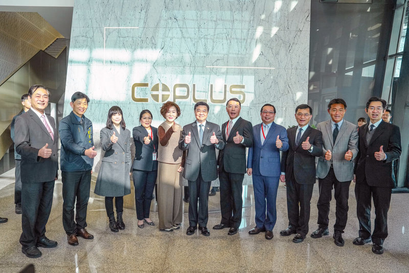 LED車燈改裝設計製造商巨鎧精密26日表示，台美經貿談判利多，是企業開拓全球市場最強而有力的後盾。圖為行政院長卓榮泰（前中）23日參訪巨鎧精密。 （巨鎧精密提供） 中央社記者鍾榮峰傳真　115年1月26日