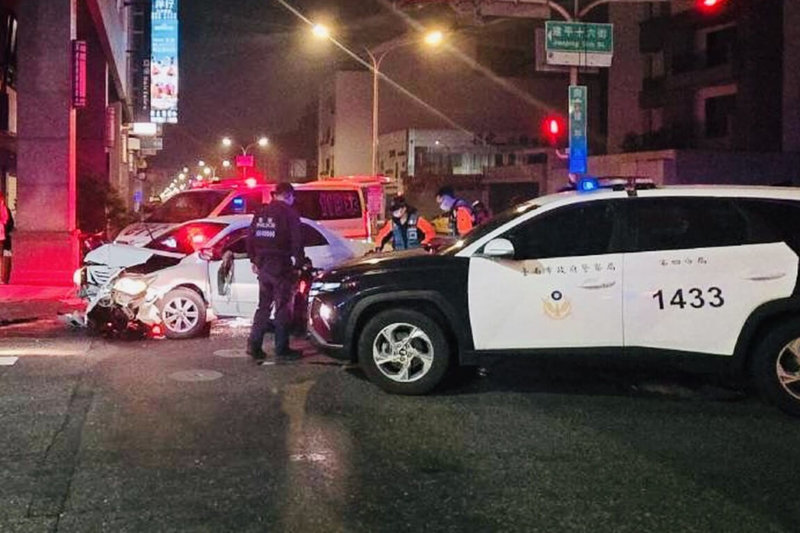 台南市警方26日清晨攔查1輛紅燈右轉自小客車，對方不停車且沿路加速，自撞民宅牆壁及鐵捲門後停下，沈姓駕駛受傷送醫，酒測值超標。（讀者提供）中央社記者楊思瑞傳真 115年1月26日