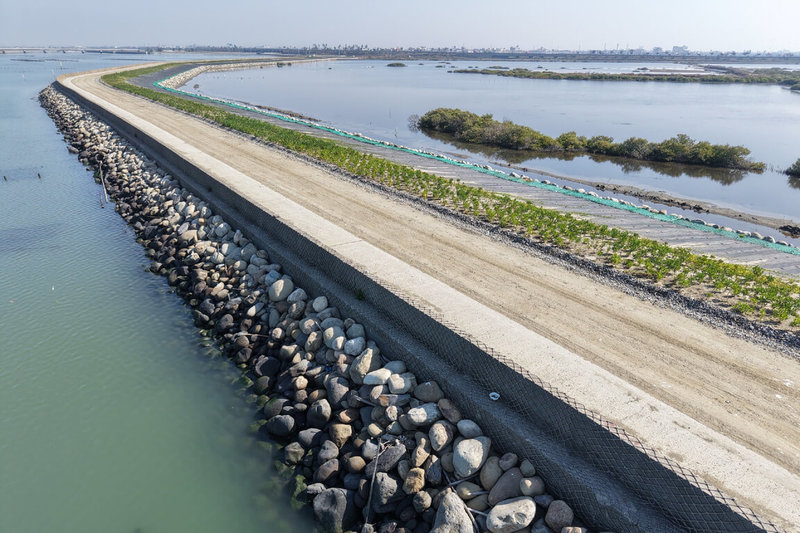 台南市北門區頭港排水治理工程，採背填培厚及生態友善工法，部分原料使用整治白河水庫清淤土方，提升防災能力兼顧環保永續。（台南市政府提供）中央社記者楊思瑞傳真  115年1月26日
