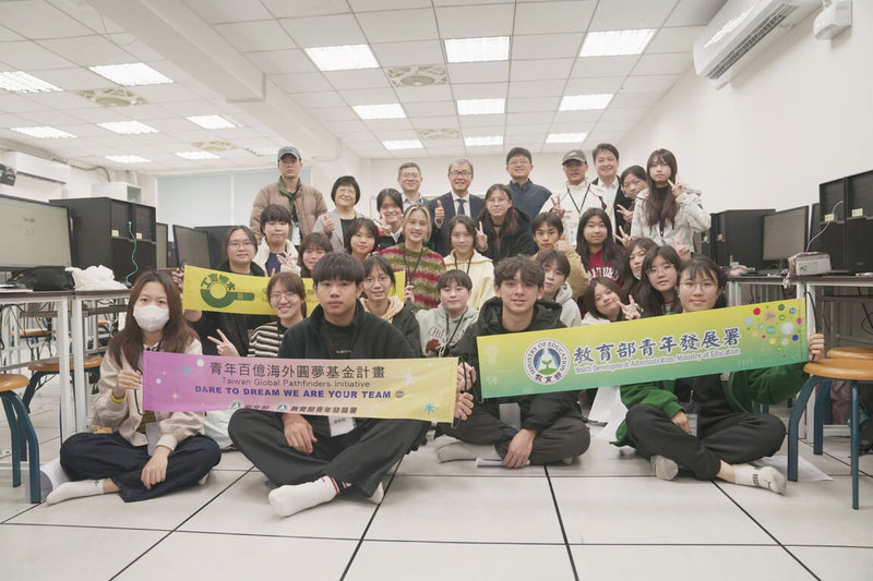 青年百億海外圓夢基金計畫舉辦首梯圓夢成長營，教育部長鄭英耀（後排中穿西裝者）前往活動現場，與青年互動。（教育部青年署提供）中央社記者許秩維傳真　115年1月26日