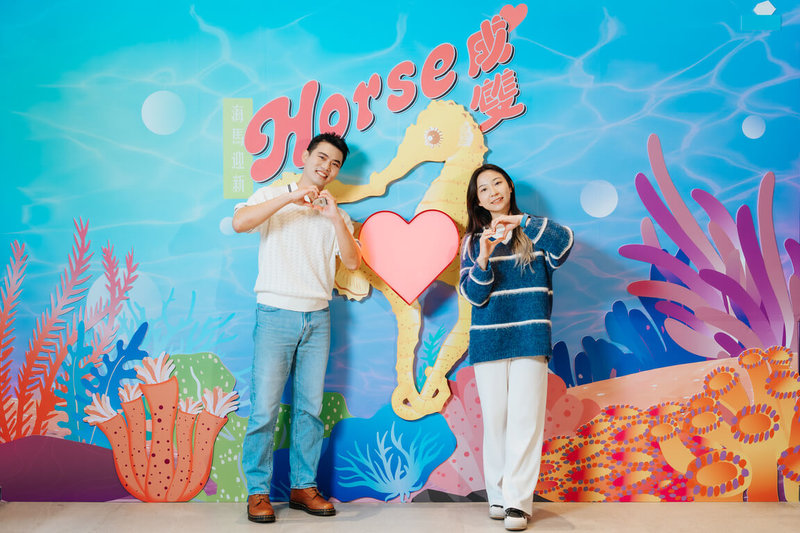 台中海洋館將推出「海馬迎新 Horse成雙」展覽,並規劃互動活動「Horse來電」,當電流接通、中央的紅心燈光亮起的瞬間,象徵2人默契滿分,更寓意著2026年「Horse事」(好事)即將發生。(台中海洋館提供)中央社記者趙麗妍傳真 115年1月26日