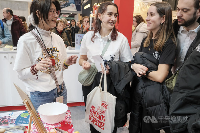 西班牙馬德里國際旅展日前登場，為吸引民眾前來台灣館參觀，駐西班牙代表處設計了多元互動體驗，由台灣華語文學習中心「馬德里華僑學校」準備的擲骰子贈獎活動，讓民眾玩得不亦樂乎。中央社記者胡家綺馬德里攝 115年1月26日