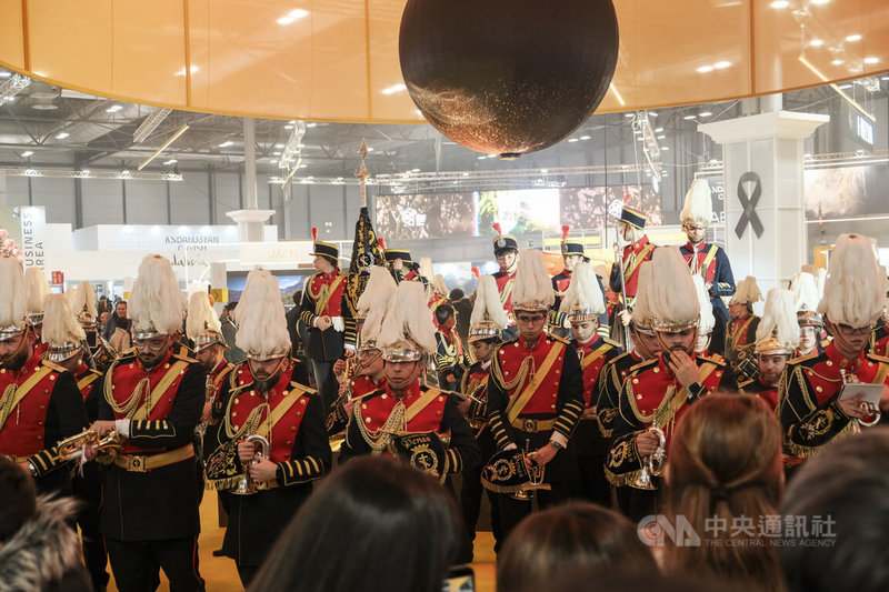 西班牙馬德里國際旅展21至25日在馬德里登場，為向日前安達魯西亞自治區高鐵列車出軌相撞事故的罹難者致意，安達魯西亞館多處高掛表達哀悼的黑色絲帶，並安排樂隊演出西班牙復活節聖週遊行的宗教音樂，哀戚的曲風感動現場民眾。中央社記者胡家綺馬德里攝 115年1月26日