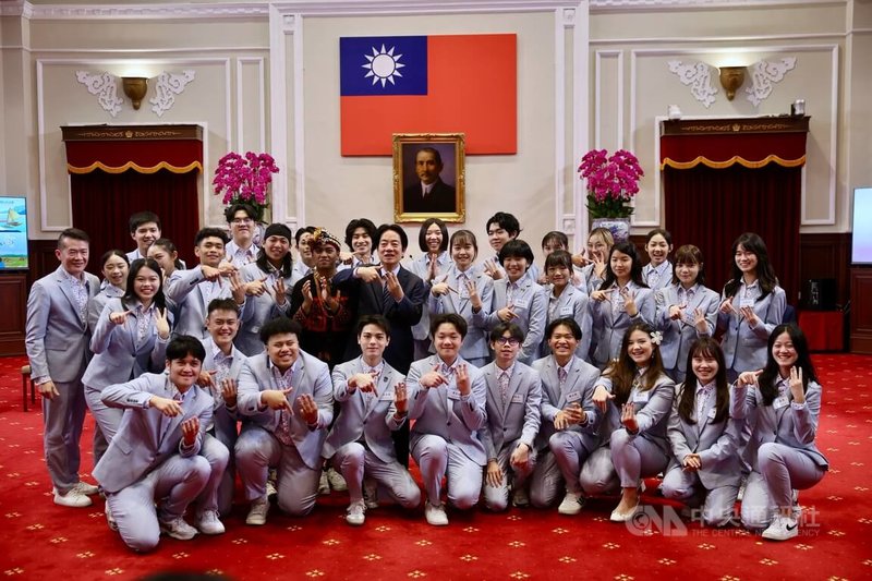 總統賴清德（中排右7）26日在總統府接見2025年「國際青年大使交流計畫」訪團及「農業青年大使『新南向』交流計畫」訪團，圖為賴總統與青年大使訪問團成員雙手比出台灣圖形合影。中央社記者王飛華攝　115年1月26日