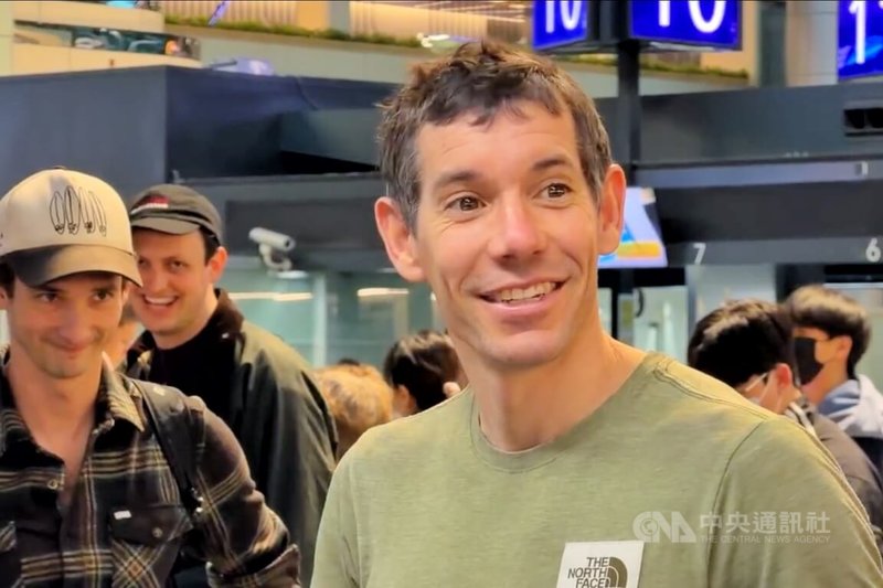 美國自由攀岩好手霍諾德（Alex Honnold）在成功攻頂台北101後，26日早上與妻子搭機離台，霍諾德雖然沒有受訪，但對於現場記者詢問是否會再回到台灣，他特別回頭回應Yeah。中央社記者吳睿騏桃園機場攝　115年1月26日