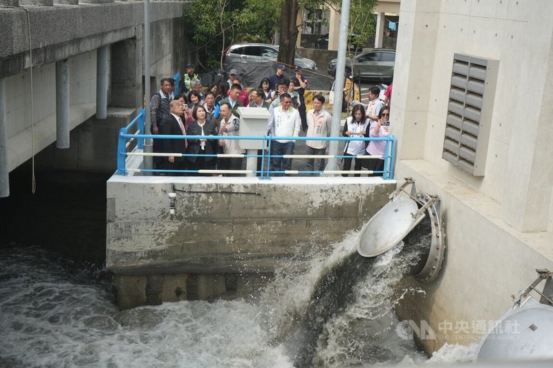 屏東縣新園鄉鹽埔漁港B、C幹線雨水下水道抽水站26日啟用，縣長周春米（前左2）及前行政院長蘇貞昌（前左1）等人視察C幹線抽水站。中央社記者黃郁菁攝　115年1月26日