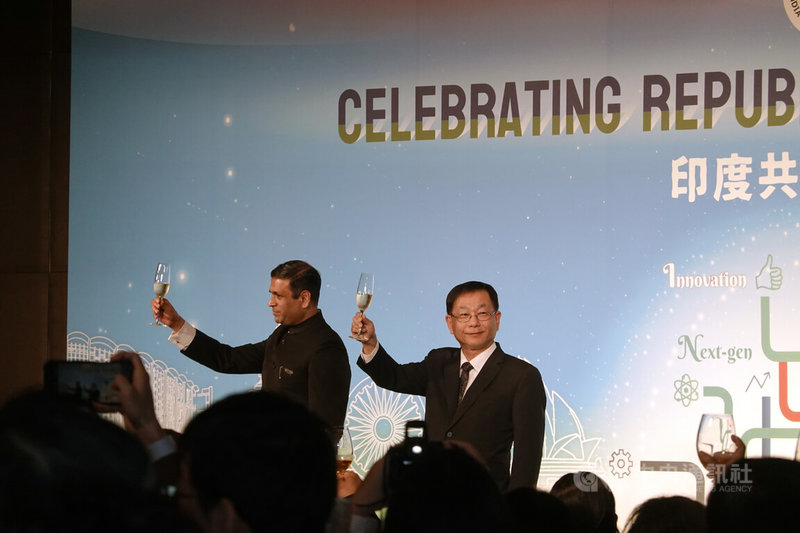 印度台北協會會長德寧瀚（Ninad Deshpande，左）26日主持「印度共和紀念日酒會」，與外交部常務次長葛葆萱（右）舉杯向來賓致意。中央社記者楊堯茹攝　115年1月26日