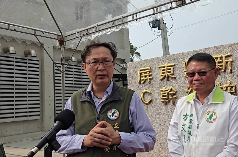 民進黨籍立委徐富癸（左）26日接受媒體聯訪表示，立法院總預算審查未過恐嚴重影響屏東治水，呼籲藍、白儘快審查，並喊話屏東出身國民黨立委柯志恩、蘇清泉支持。中央社記者黃郁菁攝　115年1月26日