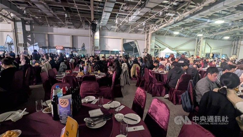 財政部表示，營利事業將供銷售的商品無償提供其他企業作為尾牙獎品犒賞員工，應視為銷售貨物，依照「售價」開立統一發票，並依照「實際成本」轉列交際費。（中央社檔案照片）