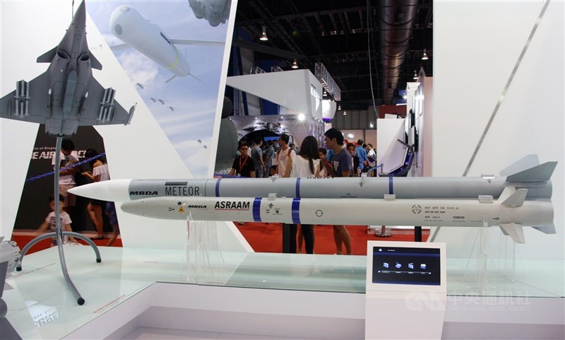 歐洲MBDA飛彈公司研製的流星（Meteor）視距外空對空飛彈與先進短程空對空飛彈（ASRAAM）模型。左為法製飆風戰機模型。（中央社檔案照片）