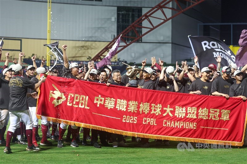 樂天桃猿隊為2025年中職總冠軍，副領隊礒江厚綺26日證實，今年開幕週主場將安排在台北大巨蛋。（中央社檔案照片）