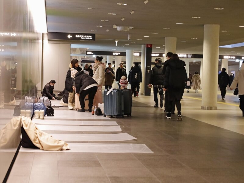 日本北海大雪癱瘓交通，札幌車站地下通道26日開放給滯留民眾休息。（共同社）