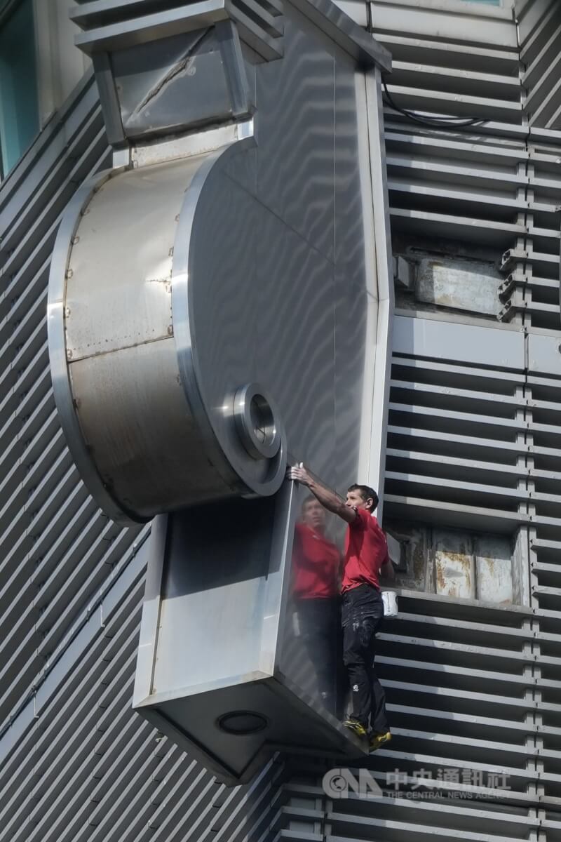 美國自由攀岩好手霍諾德（Alex Honnold）25日徒手攀登台北101大樓，花不到2小時爬完台北101大樓。中央社記者徐肇昌攝 115年1月25日