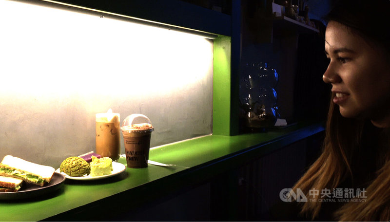 芬蘭抹茶專賣店台裔創辦人魏伊娃與店內聯名馬來西亞主題快閃（Pop-up）套餐合影。藉由跨界合作吸引多元客群，此經營策略讓抹茶專賣店成功在赫爾辛基市中心建立品牌聲量。中央社記者巫祈麟赫爾辛基攝 115年1月26日