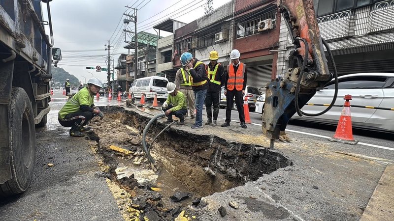 基隆市八堵路92號前地下輸水管漏水，經台灣自來水公司試挖，並與基隆市政府工務處討論後，決定採「不斷水方式」修復，預計27日中午前完成施工並恢復通車。（基隆市政府提供）中央社記者王朝鈺傳真 115年1月26日