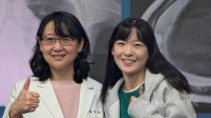 今年23歲的楊同學（右）9歲起反覆發生胸部積水、心包膜積水和血小板低下等問題，多次入住加護病房。直到國中時，才由台北榮總確診是全球不到100例的「全身性卡波西樣淋巴管瘤」。中央社記者曾以寧攝　115年1月26日