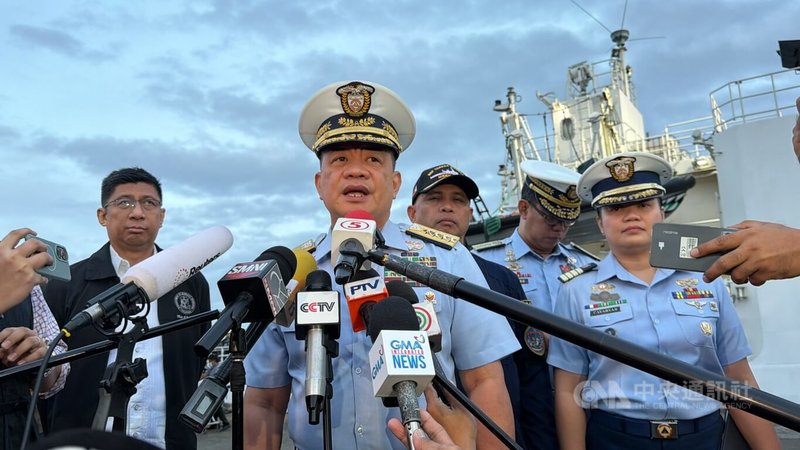 新加坡籍散裝貨船Devon Bay號22日晚間在南海翻覆，部分船員被中國海警船救起，26日返回馬尼拉。菲律賓海岸防衛隊司令加文（前）26日清晨在馬尼拉碼頭接受聯訪，肯定雙方協調順利，但未主動向中方致謝。中央社記者林行健馬尼拉攝 115年1月26日
