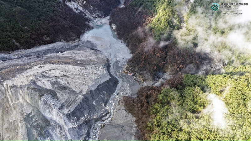 民國114年9月23日馬太鞍溪堰塞湖溢滿潰決災後,林業保育署為降低堰塞湖殘餘水體風險,於汛期後委託燕子口堰塞湖降挖工程團隊,自114年12月冒險沿著馬太鞍溪河道挺進至壩區進行河道降挖工作,完成階段性任務。(林業保育署花蓮分署)中央社記者李先鳳傳真 115年1月26日