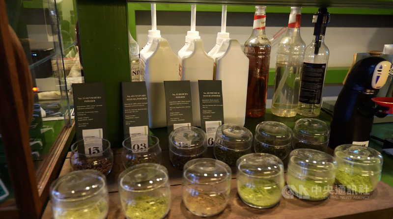芬蘭抹茶專賣店展示區陳列各款日本進口茶粉。創辦人魏伊娃除經營零售門市，更兼任進口商與批發商。中央社記者巫祈麟赫爾辛基攝 115年1月26日