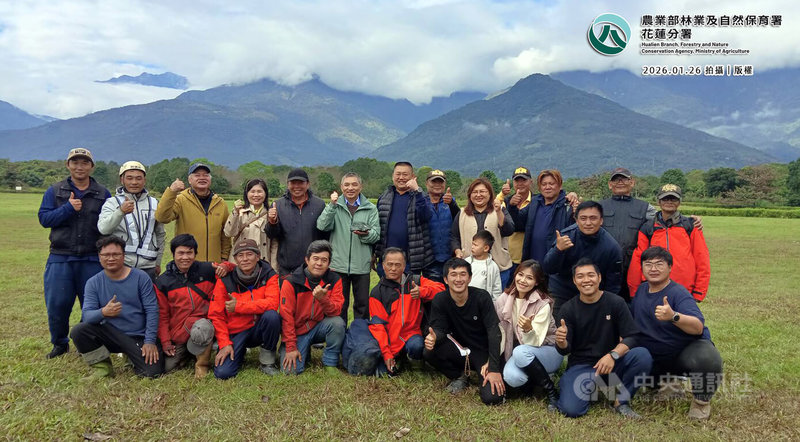 花蓮馬太鞍溪堰塞湖降挖成功，工程團隊14人在山區30天，歷經糧食耗盡、山區低溫、落石等危境，26日終於下山。圖為工程團隊、其家人與林業及自然保育署花蓮分署長黃群策（後排左6）合影。（林業保育署花蓮分署）中央社記者李先鳳傳真　115年1月26日