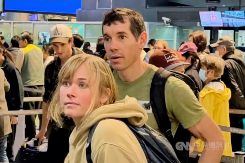 霍諾德（Alex Honnold）（右）26日上午9時10分許帶著妻子桑妮（Sanni）（左）現身桃園國際機場準備搭機離台。中央社記者吳睿騏桃園機場攝　115年1月26日