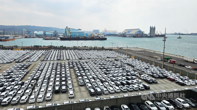 圖為台北港停放大量汽車。（中央社檔案照片）