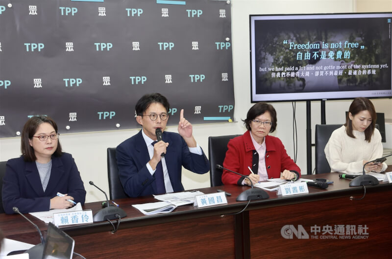 民眾黨立院黨團總召黃國昌（左2）、立委劉書彬（右2）、政策會執行長賴香伶（左）及黨團主任陳智菡（右）26日在立法院舉行記者會，說明民眾黨版「保衛國家安全及強化不對稱戰力計畫採購特別條例草案」。中央社記者張皓安攝 115年1月26日