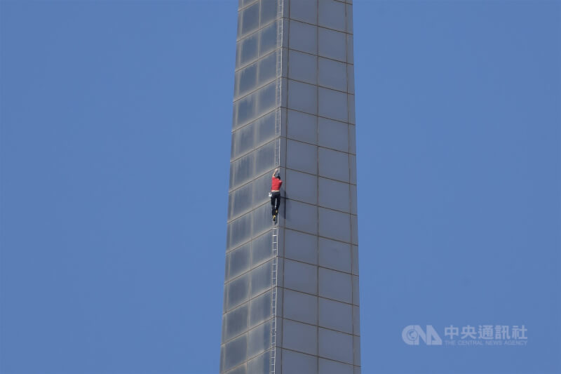 美國攀岩好手霍諾德（紅衣）25日挑戰徒手獨攀台北101，霍諾德爬行速度相當快速，1小時多的時間就已接近攻頂位置。（中央社檔案照片）