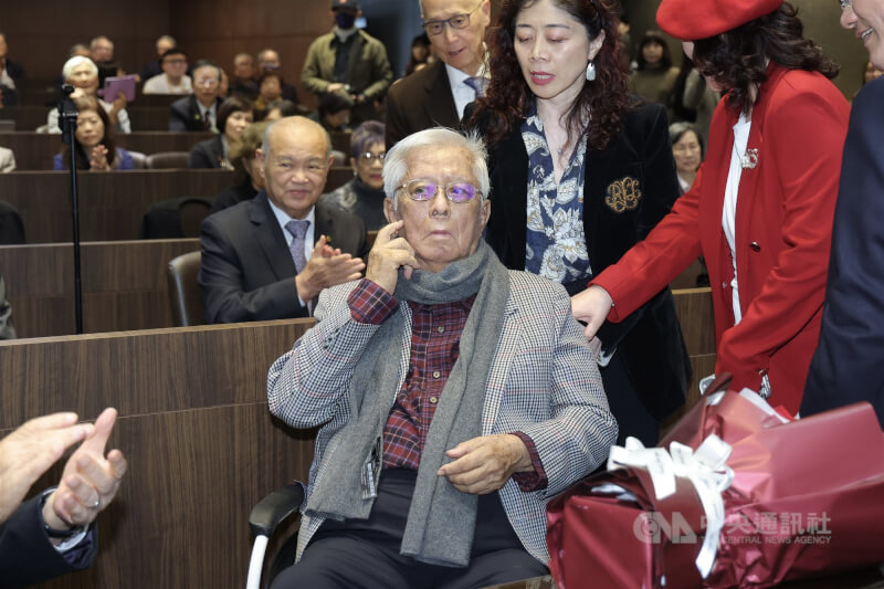 「永晝不息－楊進添回憶錄」新書發表會26日下午在台北舉行，前外交部長楊進添（前中）到場，但因接下來還有行程於合照後隨即離去。中央社記者翁睿坤攝　115年1月26日