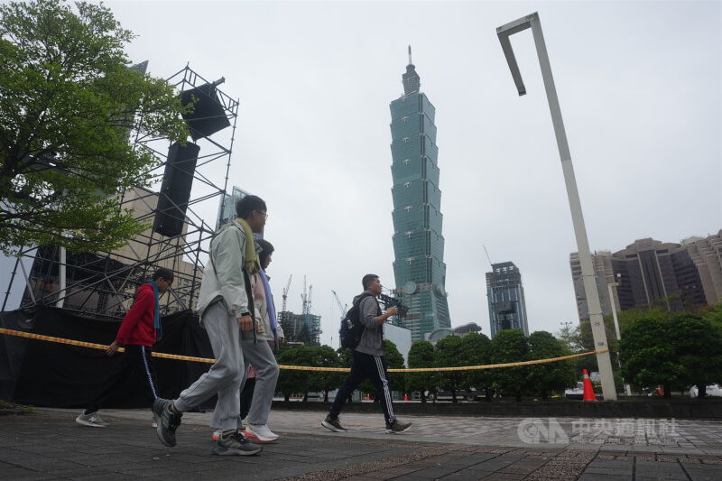 圖為台北市政府前廣場看台北101大樓。（中央社檔案照片）