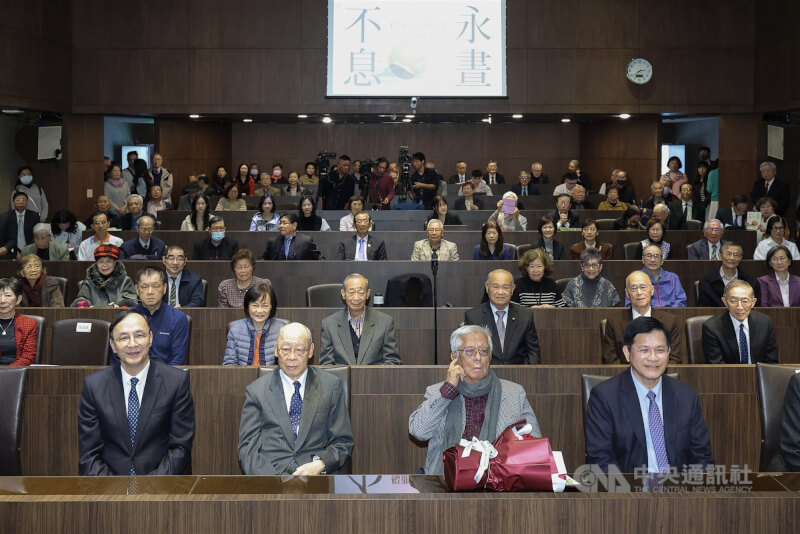 「永晝不息－楊進添回憶錄」新書發表會26日下午於台北舉行，前外交部長楊進添（前右2）、外交部長林佳龍（前右1）、前外交部長錢復（前左2）、前國民黨主席朱立倫（前左1）等人一同合影留念。中央社記者翁睿坤攝　115年1月26日