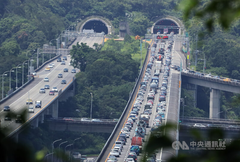 圖為國道3號木柵交流道車流多。（中央社檔案照片）
