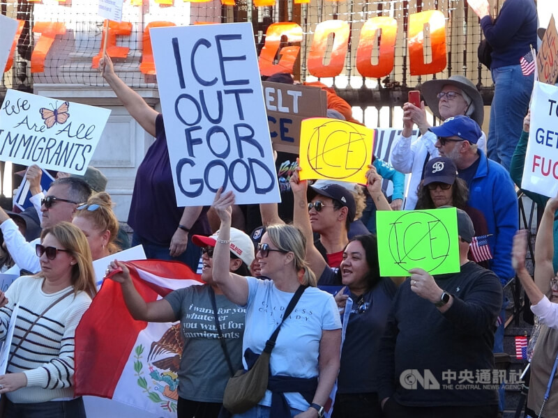 圖為洛杉磯民眾發起「ICE永遠滾蛋」（ICE Out For Good）示威。（中央社檔案照片）