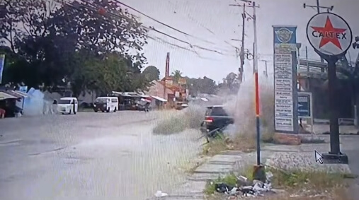 菲律賓南部沙里夫．阿瓜克市的市長座車遭發射火箭推進榴彈伏擊。（圖取自facebook.com/hadji.oping.ampatuan.2024）