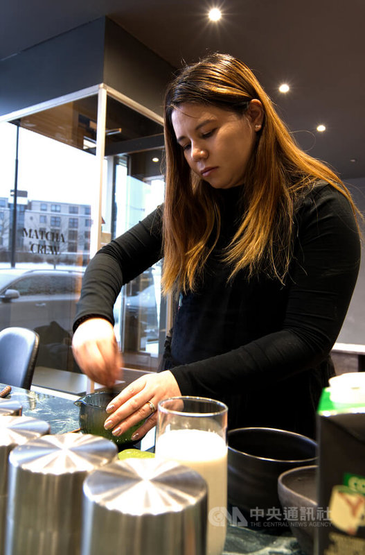 芬蘭抹茶專賣店創辦人魏伊娃於品牌展示館工作檯專注調製抹茶。為引進道地日本茶文化，她曾親自赴日研習茶葉採摘與加工程序，目前品牌採用之抹茶粉均由其公司直接從日本進口。中央社記者巫祈麟赫爾辛基攝 115年1月26日