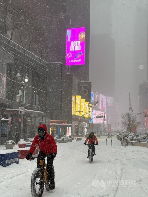 冬季風暴籠罩美國東岸城市，各地普遍降雪，圖為能見度低的紐約時報廣場。中央社記者廖漢原紐約攝　115年1月26日
