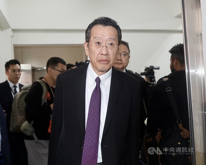 媒體報導國防部成立「聯合火力協調中心」，有美方人員進駐，指為「另類監軍」，國防部長顧立雄（前）26日在立法院受訪表示，監軍之說絕非事實，台美軍事交流已制度化，以強化台灣防衛作戰能力。中央社記者張皓安攝 115年1月26日