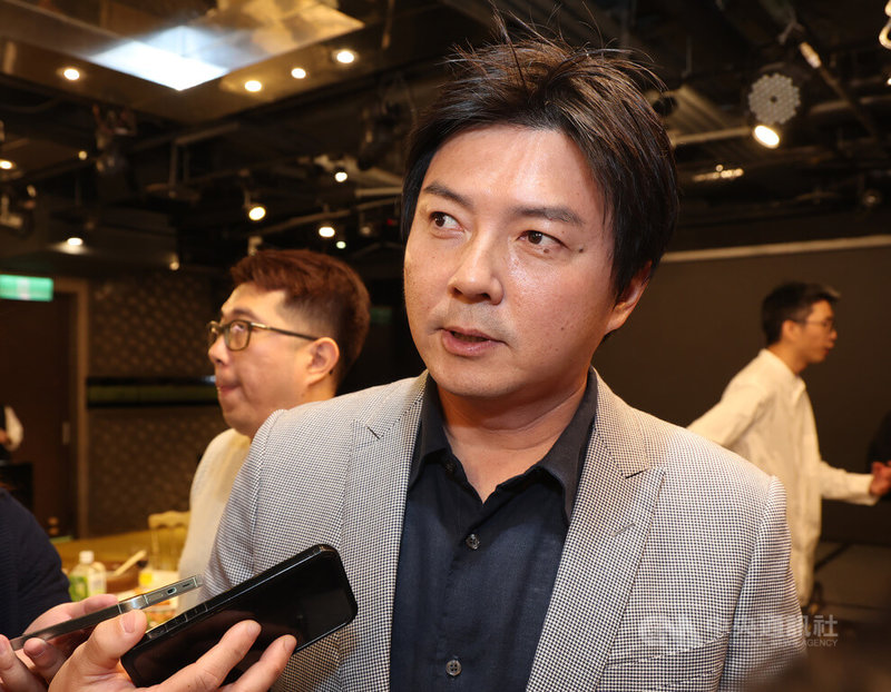 中華職棒富邦悍將執行副領隊林威助（前）26日受訪表示，會考慮找育成洋投主要是有鈴木駿輔成功案例，相信育成洋投的配置能替球隊加分。中央社記者謝靜雯攝　115年1月26日