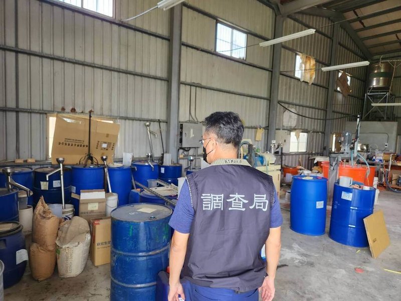 雲林縣張姓父子和黃姓男子分工私製偽農藥，經民眾檢舉，檢警搜索地下工廠，不法所得新台幣382萬元；台灣雲林地方檢察署偵結，依法對3人提起公訴。圖為專案小組2025年執行搜索。（檢方提供）中央社記者姜宜菁傳真　115年1月27日