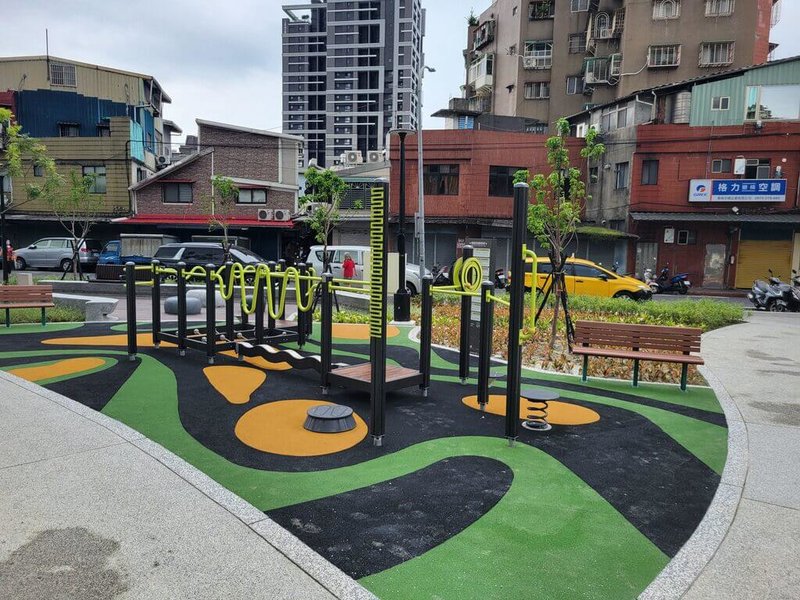 台北市議員陳重文發現北市部分公園體健設施未納入長輩可使用的器材。公園處回應，將研議並依當地需求評估規劃設置。圖為已設長輩可用體健設施的公園。（公園處提供）中央社記者劉建邦傳真　115年1月27日