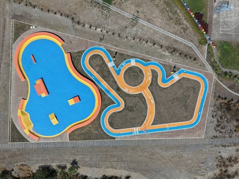 台中市水利局辦理「台中市大里區草湖溪滑步車廣場新建工程」,於民國114年12月完工,115年1月正式開放使用,結合滑步車道與滑板車廣場設計。(台中市政府提供)中央社記者趙麗妍傳真 115年1月27日