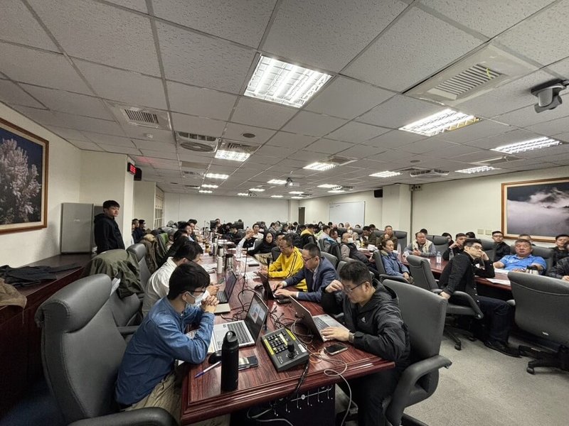 為解決土方之亂，國土署27日再邀各縣市營建土石方等業者開會。行政院顧問李孟諺指出，目前最終去化執行會以台北港模式及填海造陸兩方向為主，同時也會強化土方篩選分類機制。（國土署提供）中央社記者高華謙傳真　115年1月27日